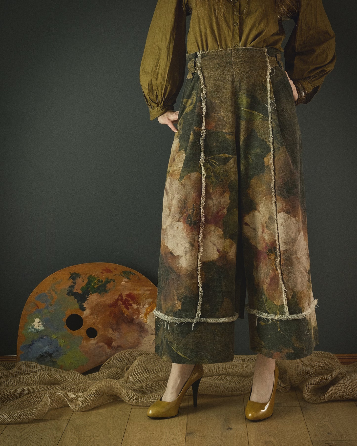 The Simple Posey - High-waisted pant + clutch bag