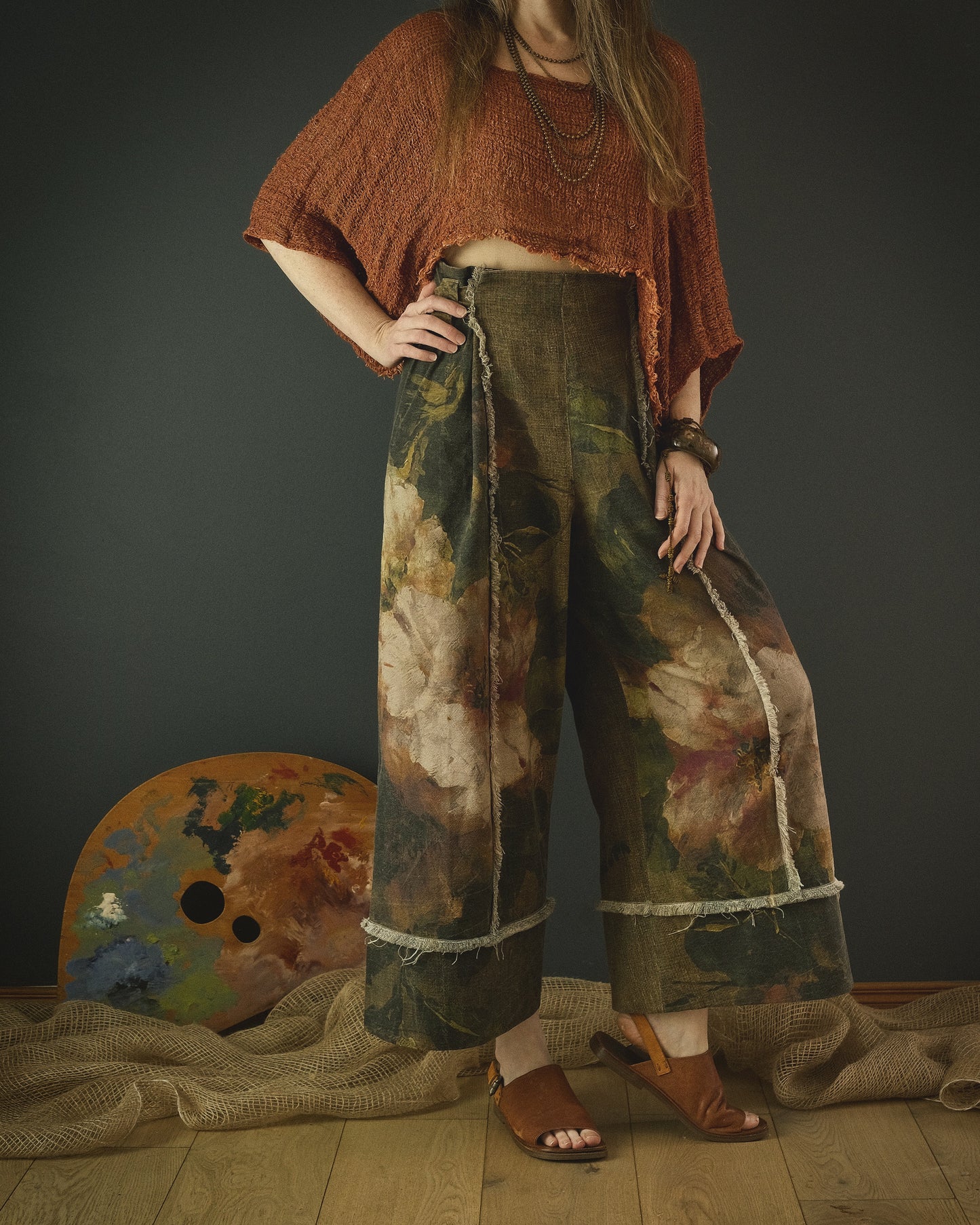 The Simple Posey - High-waisted pant + clutch bag