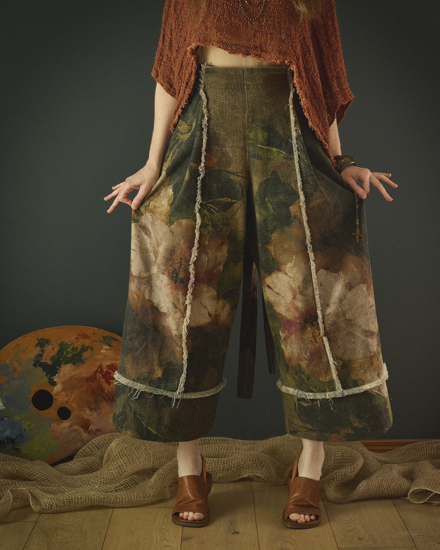 The Simple Posey - High-waisted pant + clutch bag