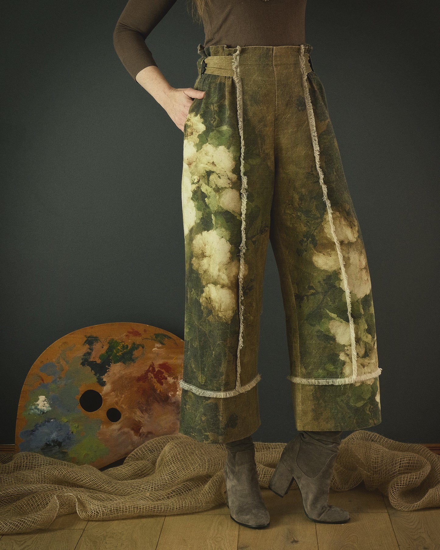 The White Wreath - High-waisted pant + clutch bag